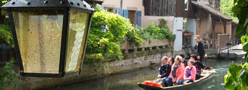 Elektrisch angetriebenes Flachbodenboot auf der Lauch während einer Bootsfahrt in Colmar