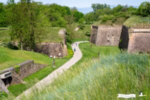 Blick auf den 1. Graben der Vauban-Zitadelle vom Lehrpfad in Neuf-Brisach aus