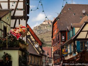 Eine geschmückte Straße in Ribeauvillé während des Weihnachtsmarkts