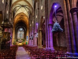 Ausstellung hängender Tannenbäume in der Saint-Georges-Kirche in Sélestat