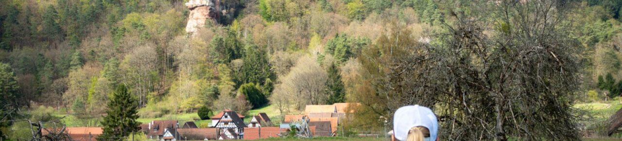 Ankunft in Obersteinbach mit Blick auf die Ruinen des Schlosses Klein Arnsberg