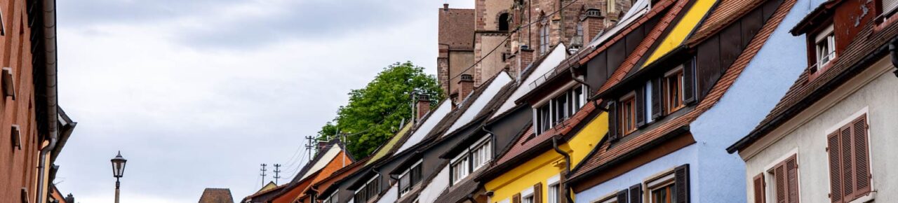 Straße, die zur Oberstadt von Breisach führt