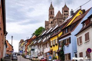 Straße, die zur Oberstadt von Breisach führt