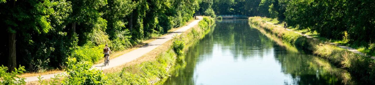 Mit dem Fahrrad von der Rhône zum Rhein: eine gemütliche Rundtour zwischen Neuf-Brisach und Artzenheim (30 km) 1 Radfahrer entlang des Rhein-Rhône-Kanals