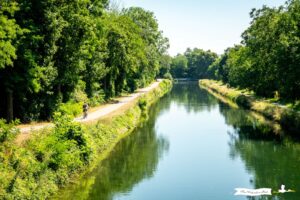 Radfahrer entlang des Rhein-Rhône-Kanals